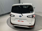 バックカメラが付いているので後方確認が非常にしやすいです。今や運転初心者も熟練者も必須装備!ついていて損はないですね♪