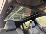 【パノラマルーフ】大型のガラスルーフ搭載で車内の解放感が一気にアップ!開放的なドライブをお楽しみいただけます。