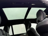 ◆サンルーフ/UVカット仕様の電動パノラマガラスサンルーフ。澄みきった青空を車内に取り入れ、爽快感あふれる毎日に