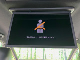 【14型有機ELフリップダウン】三列目からでも迫力のエンタメが観れる大画面フリップダウン。有機ELのモニターでは、一般的なフリップダウンよりも高コントラストでキレイな映像を楽しめます。