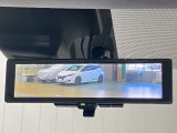【インテリジェント ルームミラー】車両後方のカメラ映像をミラー面に映し出すので、車内の状況や、天候などに影響されずいつでもクリアな後方視界が得られます!