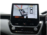 サイドクリアランスビュー表示中に、旋回時の運転操作に合わせて自動で車両を斜め後方から見たような映像を表示。