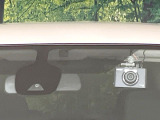 【エマージェンシーブレーキ】走行中に前方の車両等を認識し、衝突しそうな時は警報とブレーキで衝突回避と被害軽減をアシスト。より安全にドライブをお楽しみいただけます。