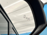 【ブラインドスポットモニター】走行中、ドアミラーの死角になりやすい箇所に後続車が接近するとサイドミラーのレンズに警告を表示!ドライバーに注意喚起をしてくれます。