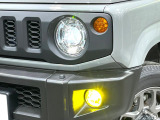 【LEDヘッドライト】悪天候や夜間走行時も良好な視界を確保し安心して運転できる高輝度LEDヘッドライトを装備!点灯速度が早く、消費電力も抑えられています。