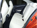 本革シート。高級感ある内装で運転をより快適にします。