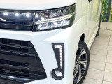 【LEDヘッドライト】悪天候や夜間走行時も良好な視界を確保し安心して運転できる高輝度LEDヘッドライトを装備!点灯速度が早く、消費電力も抑えられています。