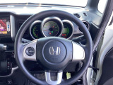 インテリアに合わせたデザインのステアリングは、運転される方のことも考え、運転しやすい形状、大きさです。是非一度、実際に触ってお確かめください。