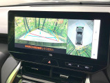 【パノラミックビューモニター】専用のカメラにより、上から見下ろしたような視点で360度クルマの周囲を確認することができます☆死角部分も確認しやすく、狭い場所での切り返しや駐車もスムーズに行えます。