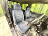 【専用ロゴ入りシート】運転席シート廻りは使用感も少なく、良好な状態となっています。丁寧に使われていたことがよくわかりますね。