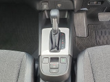 運転席より操作性の良いシフトレバーと、電子パーキングブレーキ・ブレーキホールドのスイッチ等の画像です。