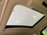 【サンルーフ】開放感たっぷりの希少装備、サンルーフが装着されています!車内に明かりを取り入れたり景色を楽しむ以外にも、車内の空気も簡単に換気できて快適です!