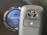【スマートキー】カバンやポケットに入れたままでもドアの施錠・解錠が可能なスマートキーを装備。エンジンのオン・オフ時もカギを取り出す必要が無いからとっても便利です♪