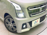 【LEDヘッドライト】悪天候や夜間走行時も良好な視界を確保し安心して運転できる高輝度LEDヘッドライトを装備!点灯速度が早く、消費電力も抑えられています。