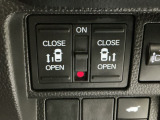 【両側パワースライドドア】両側がパワースライドドアになっており、運転席のスイッチやスマートキーでも開閉が可能です!開口部も広いので乗り降りも楽々♪