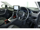 【運転席&助手席】シートは黒を基調にしたスタイリッシュなデザインです。クリーニング済みですので清潔感があり気持ち良く乗っていただけます♪