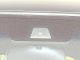 【ホンダセンシング】走行中に前方の車両等を認識し、衝突しそうな時は警報とブレーキで衝突回避と被害軽減をアシスト。より安全にドライブをお楽しみいただけます。