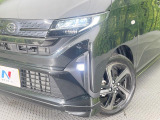 【LEDヘッドライト】悪天候や夜間走行時も良好な視界を確保し安心して運転できる高輝度LEDヘッドライトを装備!点灯速度が早く、消費電力も抑えられています。