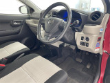 【運転席】座り心地が良いシートなので長時間の運転でも快適にお過ごしいただけます。新品のフロアマットのご注文も可能です。掲載箇所以外にご希望の写真がございましたらお気軽にお問い合わせ下さい。
