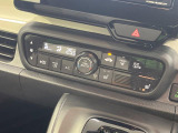 【オートエアコン】一度お好みの温度に設定すれば、車内の温度を検知し風量や温度を自動で調整。暑い&hellip;寒い&hellip;と何度もスイッチ操作をする必要はありません。快適な車内空間には必須の機能ですね♪