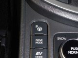 【アドバンスト パーク】スイッチを押すだけで駐車操作を支援し駐車をスムーズに!アクセル、ブレーキの操作をクルマが支援してくれます! ※ シフト操作は手動です。