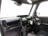 ダイハツのお店では、ダイハツ車を知り尽くしたプロフェッショナルが、専用の診断機器を使って各システムを点検しております。