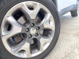 ●純正18インチアルミホイール:輸入車ならではの卓越した走りを支えるホイールと足回りです!日本車の走りに慣れている方にもぜひ体感して頂きたいほど、高いレベルでまとまっています!