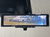 【インテリジェント ルームミラー】車両後方のカメラ映像をミラー面に映し出すので、車内の状況や、天候などに影響されずいつでもクリアな後方視界が得られます!