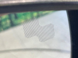 【ブラインドスポットモニタリング】走行中、ドアミラーの死角になりやすい箇所に後続車が接近するとサイドミラー付近に警告を表示、ドライバーに注意喚起をしてくれます。