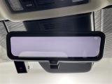 【デジタルルームミラー】車両後方カメラの映像をルームミラーに映すことが出来ます。 そのため、後席に人や荷物があって後方が見えづらい場合でもしっかり視界を確保することが出来ます。