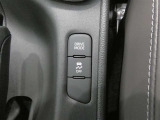 トラクションコントロール装備です。すべりやすい路面での発進時や加速時にタイヤの空転を抑え、駆動力確保に貢献する機能です。詳細は販売店スタッフまでおたずねください。