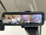 【インテリジェント ルームミラー】車両後方のカメラ映像をミラー面に映し出すので、車内の状況や、天候などに影響されずいつでもクリアな後方視界が得られます!