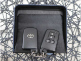 【スマートキー】キーをバッグやポケットに入れたままでもドアロックの開閉が出来るほか、エンジンキーを挿さなくてもエンジンスタートストップが出来ます。