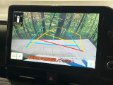 【バックカメラ】駐車時に後方がリアルタイム映像で確認できます。大型商業施設や立体駐車場での駐車時や、夜間のバック時に大活躍!運転スキルに関わらず、今や必須となった装備のひとつです!
