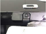 バックカメラが付いているので後方確認が非常にしやすいです。今や運転初心者も熟練者も必須装備!ついていて損はないですね♪