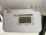 【運転席サンバイザー】鏡が付いているのでメイク直しなどにも便利★