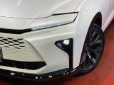【LEDヘッドライト】悪天候や夜間走行時も良好な視界を確保し安心して運転できる高輝度LEDヘッドライトを装備!点灯速度が早く、消費電力も抑えられています。