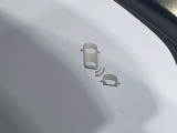 【ブラインドスポットインフォメーション】走行中、ドアミラーの死角になりやすい箇所に後続車が接近するとサイドミラー付近に警告を表示、ドライバーに注意喚起をしてくれます。