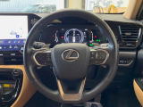 【純正革巻きステアリング】上質な革を使用することで、手にしっかり馴染みとても運転しやすいハンドルです♪