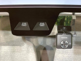 【スマートアシスト】走行中に前方の車両等を認識し、衝突しそうな時は警報とブレーキで衝突回避と被害軽減をアシスト。より安全にドライブをお楽しみいただけます。