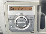 【オートエアコン】一度お好みの温度に設定すれば、車内の温度を検知し風量や温度を自動で調整。暑い&hellip;寒い&hellip;と何度もスイッチ操作をする必要はありません。快適な車内空間には必須の機能ですね♪