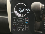 【オートエアコン】一度お好みの温度に設定すれば、車内の温度を検知し風量や温度を自動で調整。暑い&hellip;寒い&hellip;と何度もスイッチ操作をする必要はありません。快適な車内空間には必須の機能ですね♪