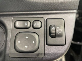 【電動格納ミラー】サイドミラーは電動格納式となっており、狭い駐車場でもキズがつくリスクを抑えられます。