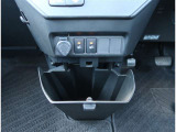【シートヒーター】寒い日の運転など冷えやすい脚部を快適に温めてくれる。嬉しい機能♪