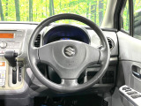 インテリアに合わせたデザインのステアリングは、運転される方のことも考え、運転しやすい形状、大きさです。是非一度、実際に触ってお確かめください。