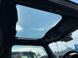 【ガラスルーフ】ガラスルーフ搭載で車内の解放感が一気にアップ!開放的なドライブをお楽しみいただけます。