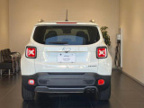 後方から見ると特徴のあるテールランプシンプルにjeepエンブレムが付いてきます。