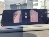 サイドカメラに切り替えると駐車時や狭い道路のすれ違いで、幅寄せ時のサイドの確認も安心です!