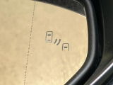 【ブラインドスポットモニター】走行中、ドアミラーの死角になりやすい箇所に後続車が接近するとサイドミラーのレンズに警告を表示!ドライバーに注意喚起をしてくれます。