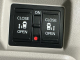 【両側パワースライドドア】両側がパワースライドドアになっており、運転席のスイッチやスマートキーでも開閉が可能です!開口部も広いので乗り降りも楽々♪